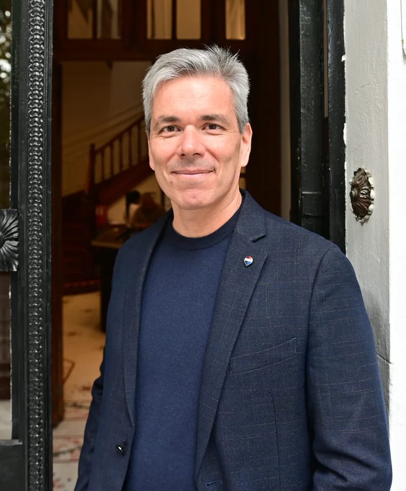 Daniel Acosta, Broker